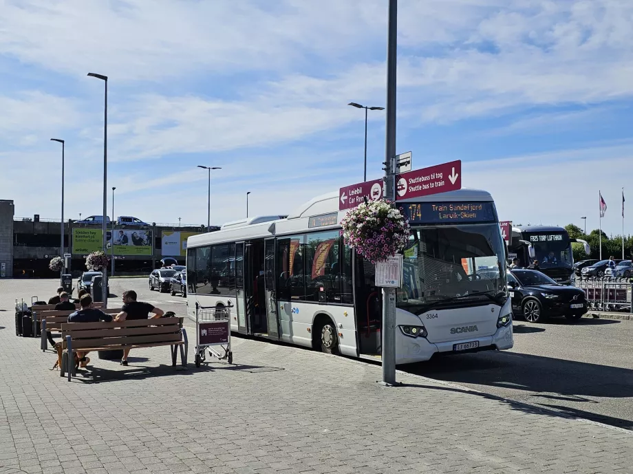 Bus antar-jemput ke stasiun kereta Torp