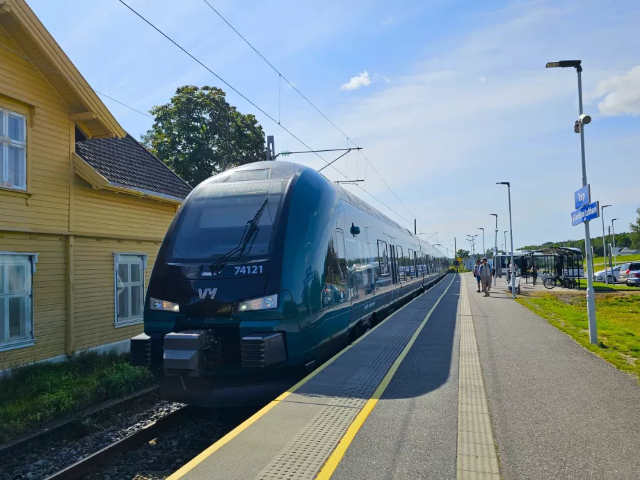 Berkereta api di stasiun Torp