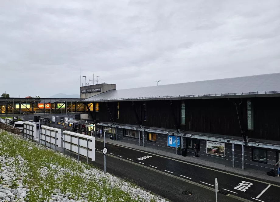 kedatangan melalui bandara Molde