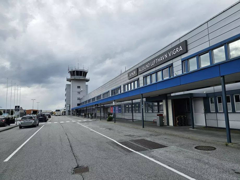 kedatangan melalui bandara Alesund