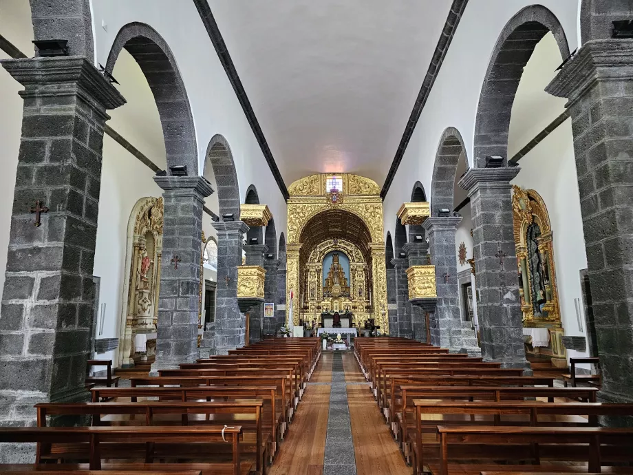 Interior gereja di Madalena