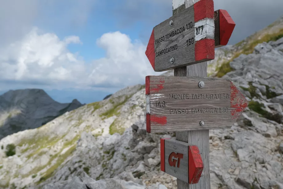 Papan nama di Pegunungan Alpen Apuan