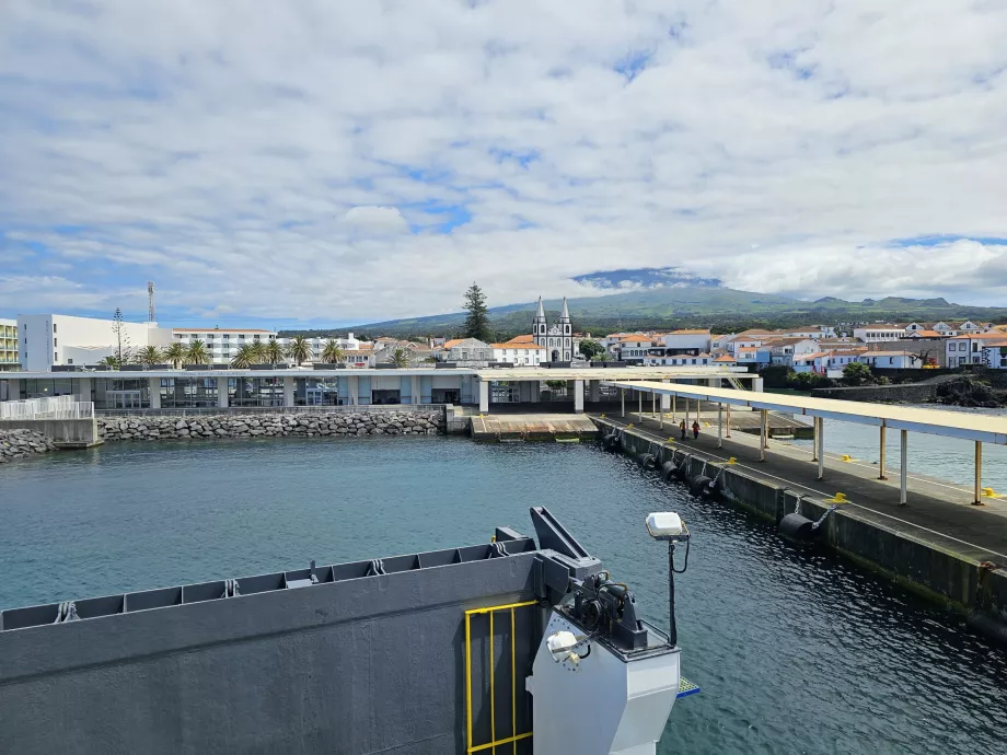 Pelabuhan Madalena, kedatangan dari Pulau Faial