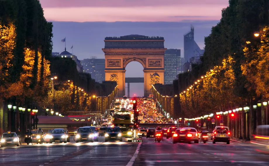 Champs Elysees di malam hari