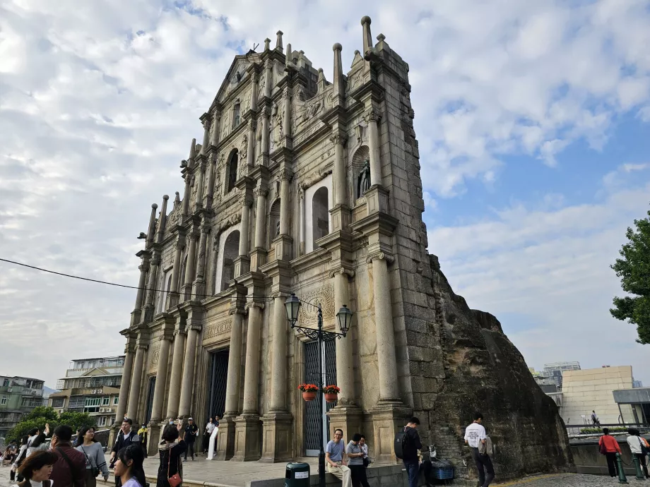 Tampak samping reruntuhan Santo Paulus