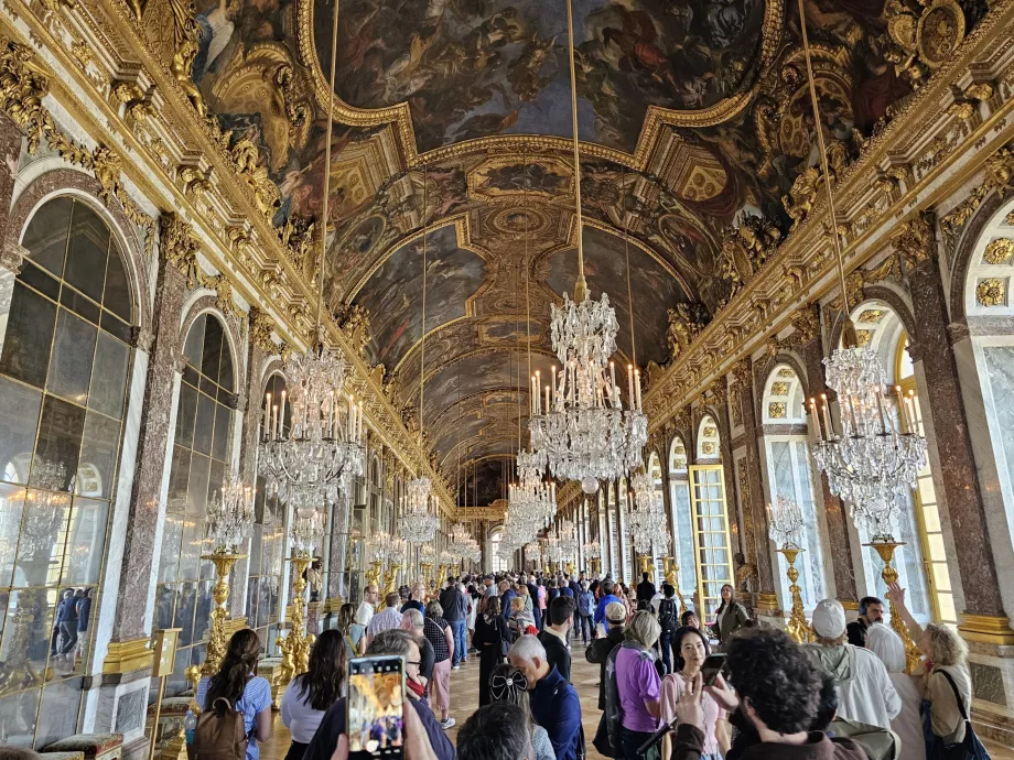 Aula Cermin Versailles