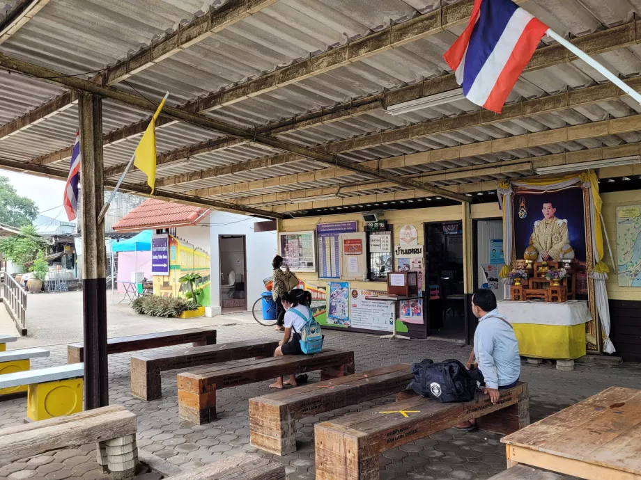 Stasiun Ban Laem - kantor tiket dan ruang tunggu