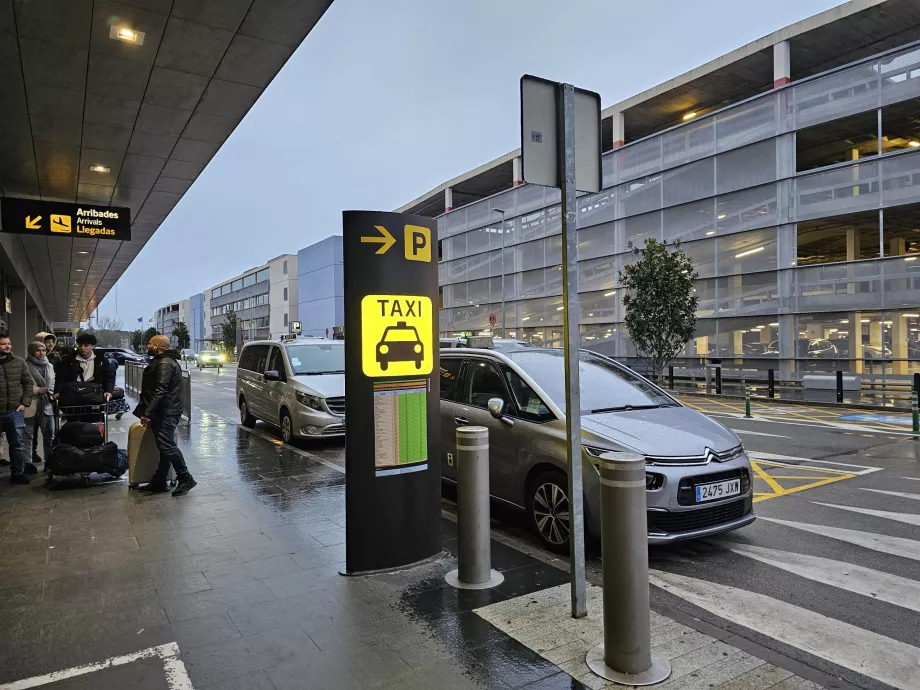 Peringkat taksi di luar Bandara Girona