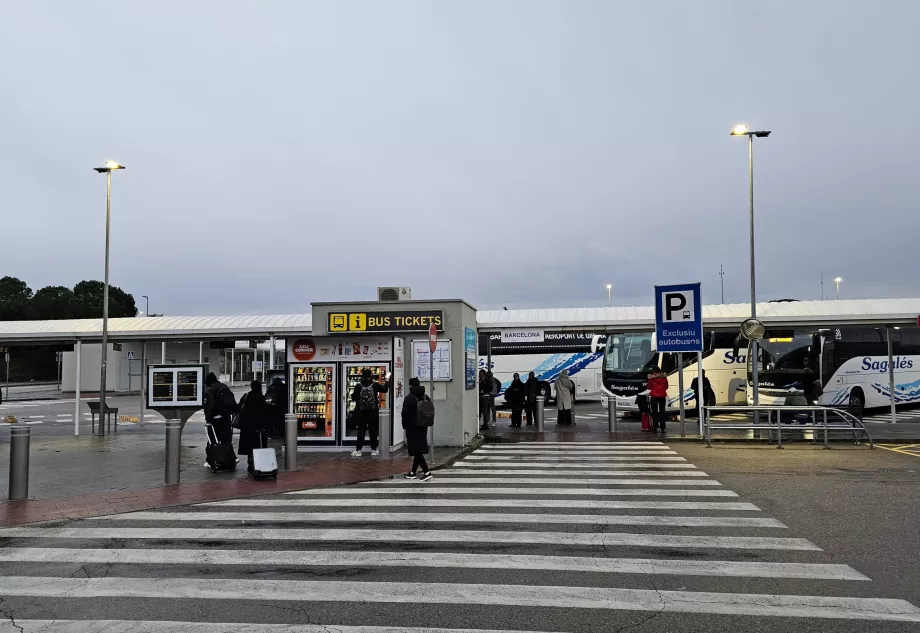 Terminal bus di depan terminal