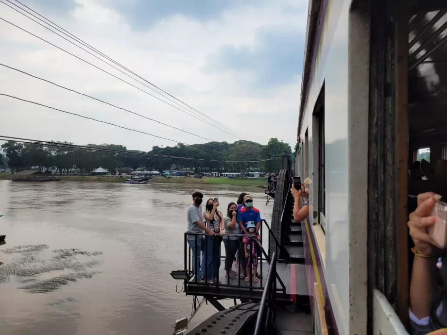 Mengemudi di atas jembatan