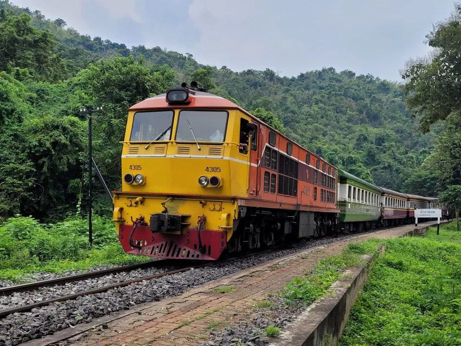 Kereta di Tham Krasae