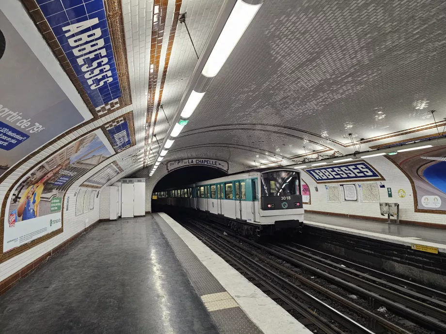 Kereta metro di stasiun Abbesses