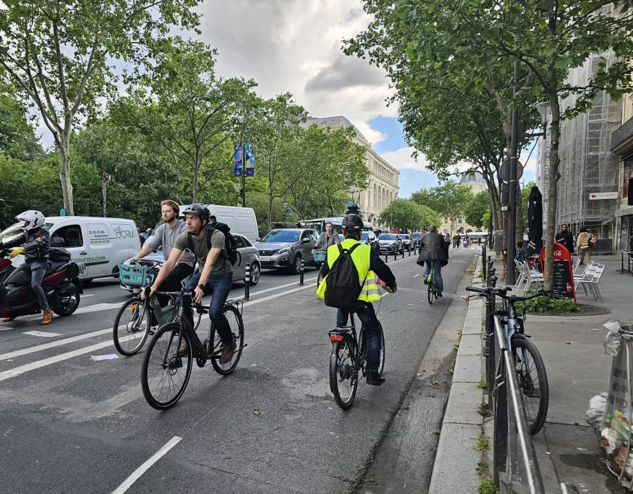 Bersepeda di Paris