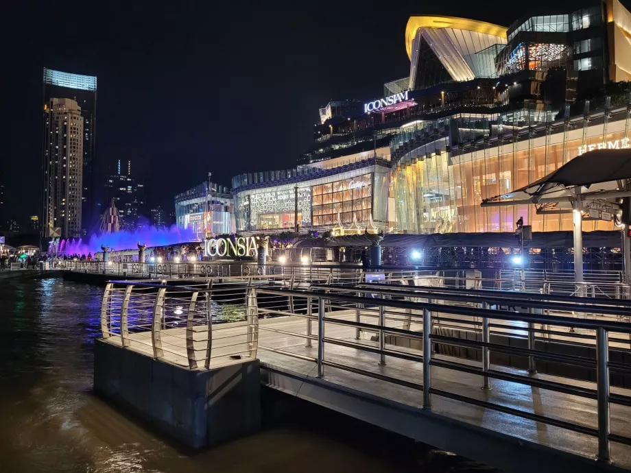 Fountain at Iconsiam