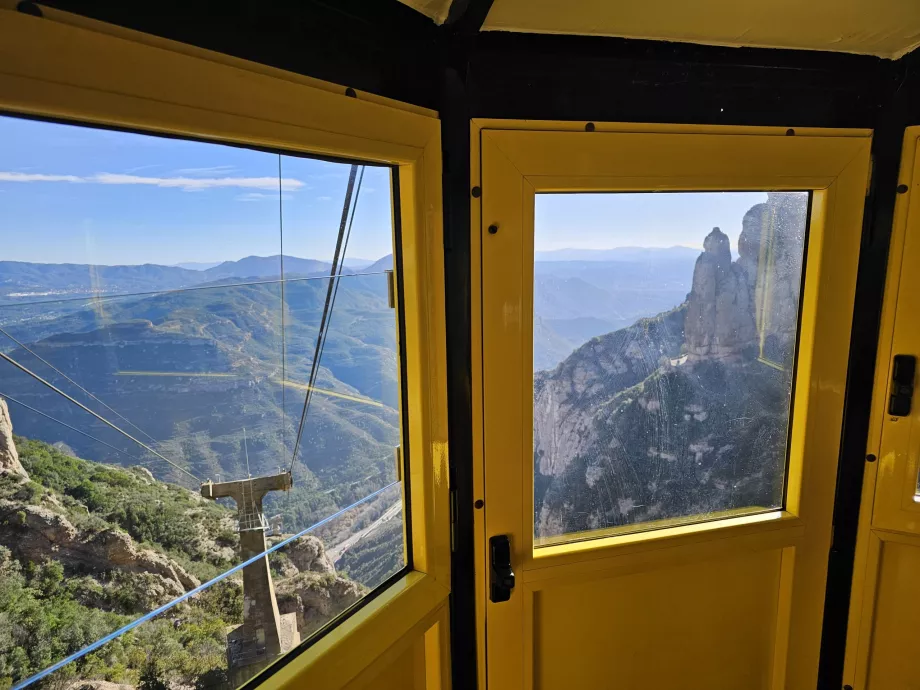 Pemandangan dari kereta gantung Montserrat