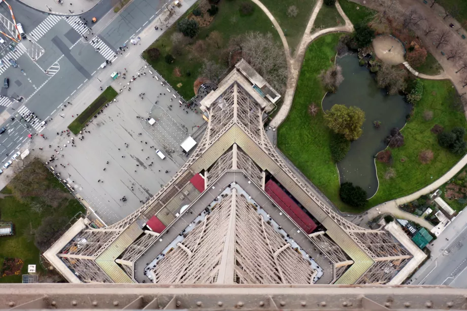 Menara Eiffel yang menghadap ke bawah