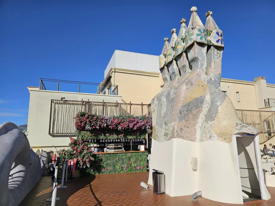 Teras dan bar, atap Casa Battlo