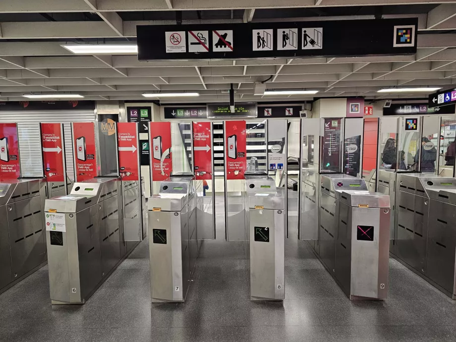 Pintu putar di pintu masuk metro