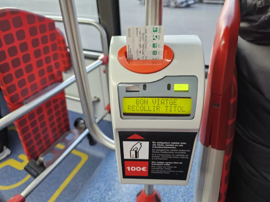 Validator tiket di dalam bus