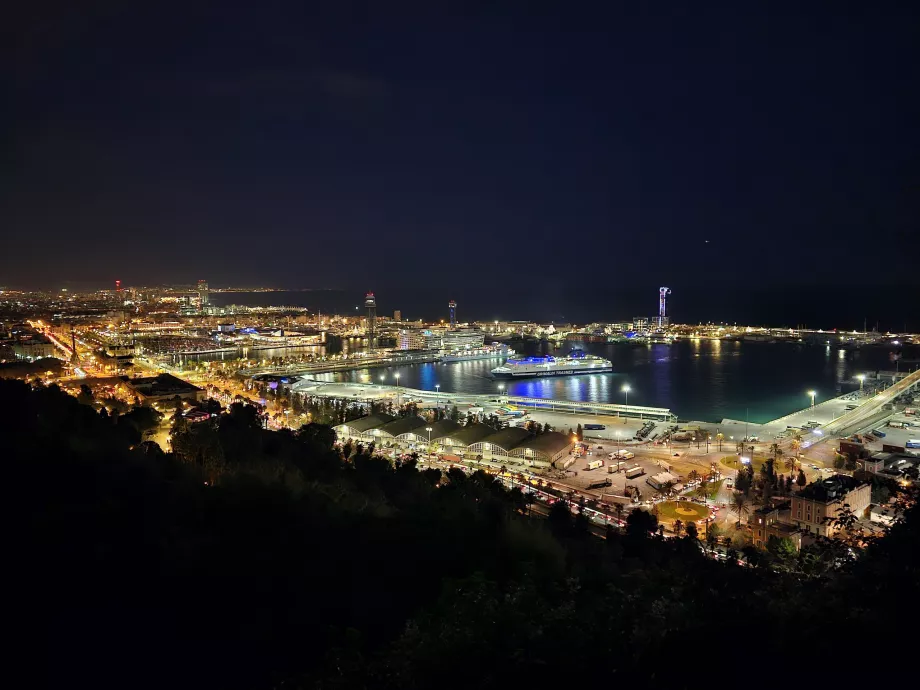 Pemandangan malam hari Barcelona dari Taman Montjuic