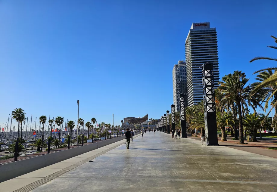 Berjalan-jalan di sepanjang pantai Bogatell