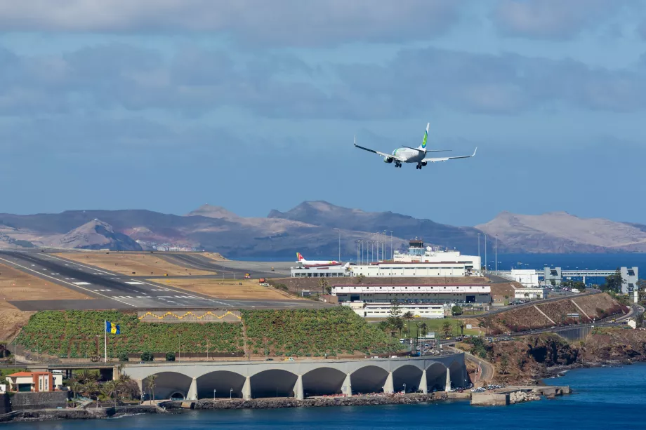 Mendarat di Bandara Madeira