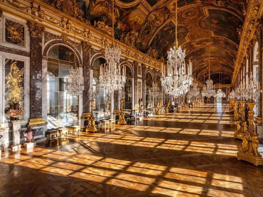 Aula Cermin Versailles