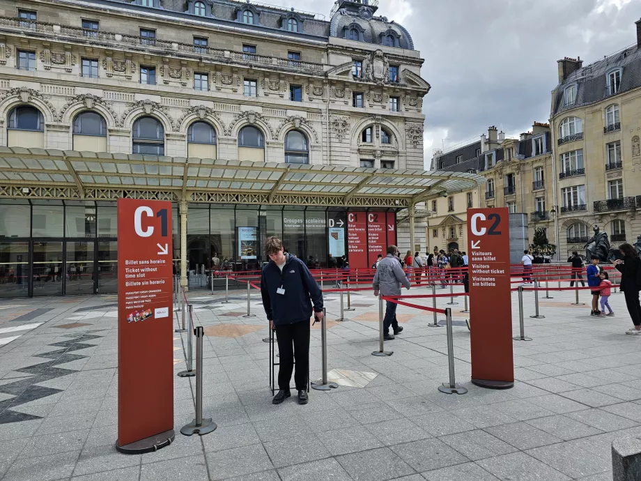 Pintu masuk ke Museum Orsay