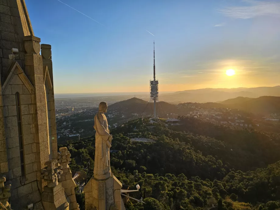 Pemandangan dari teras Kuil Tibidabo