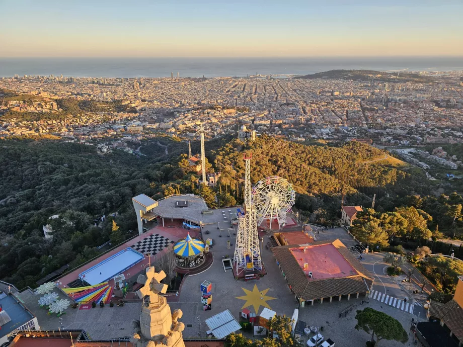 Pemandangan dari teras Kuil Tibidabo