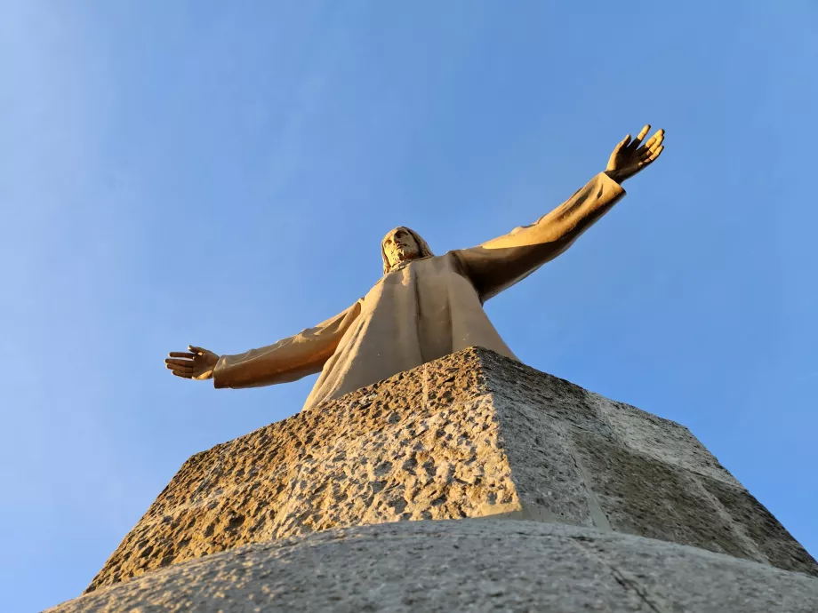 Patung Kristus di puncak menara kuil