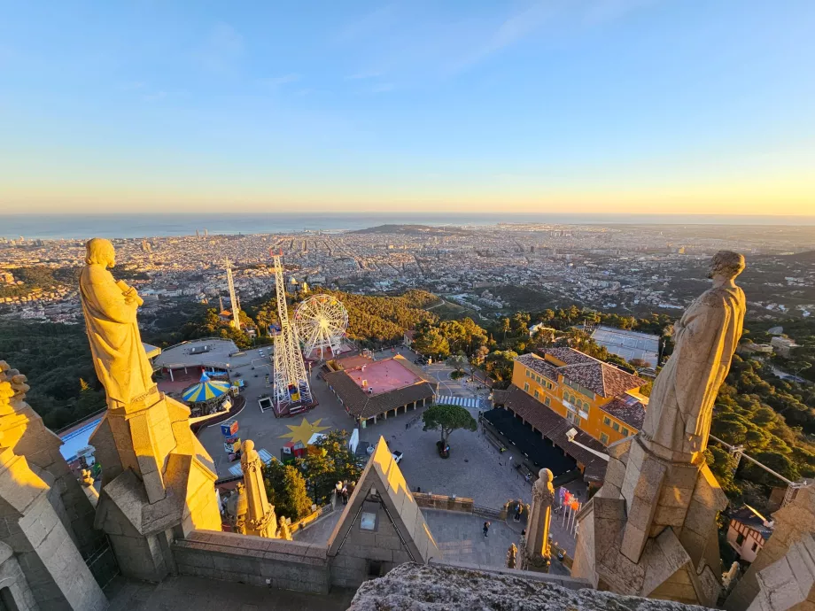 Pemandangan dari teras Kuil Tibidabo