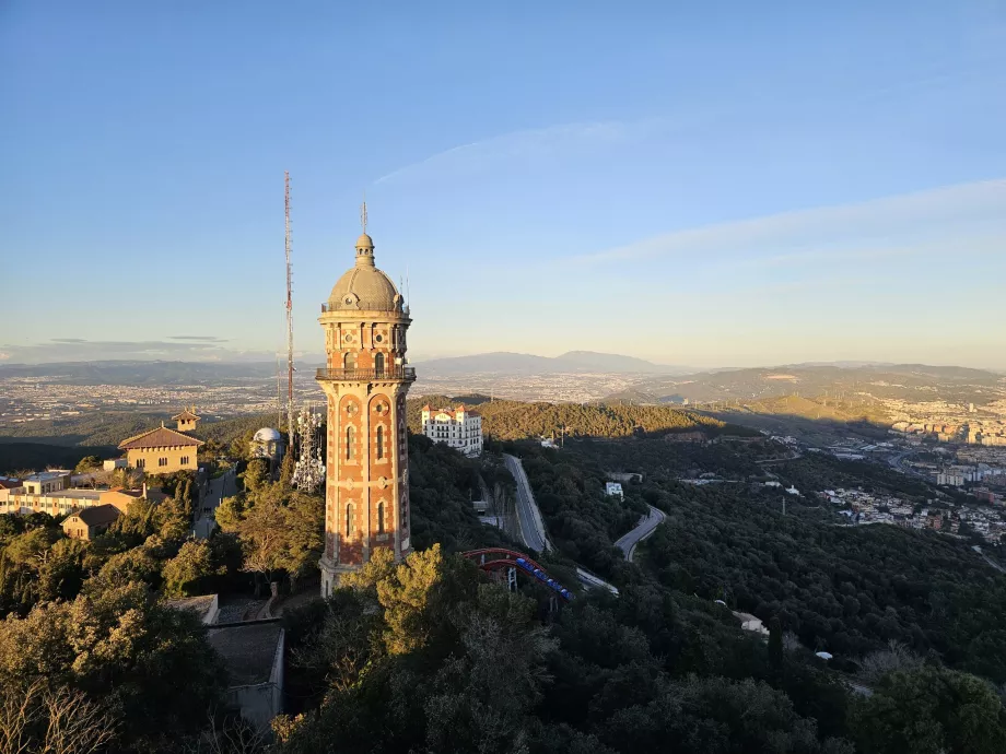 Pemandangan dari teras Kuil Tibidabo