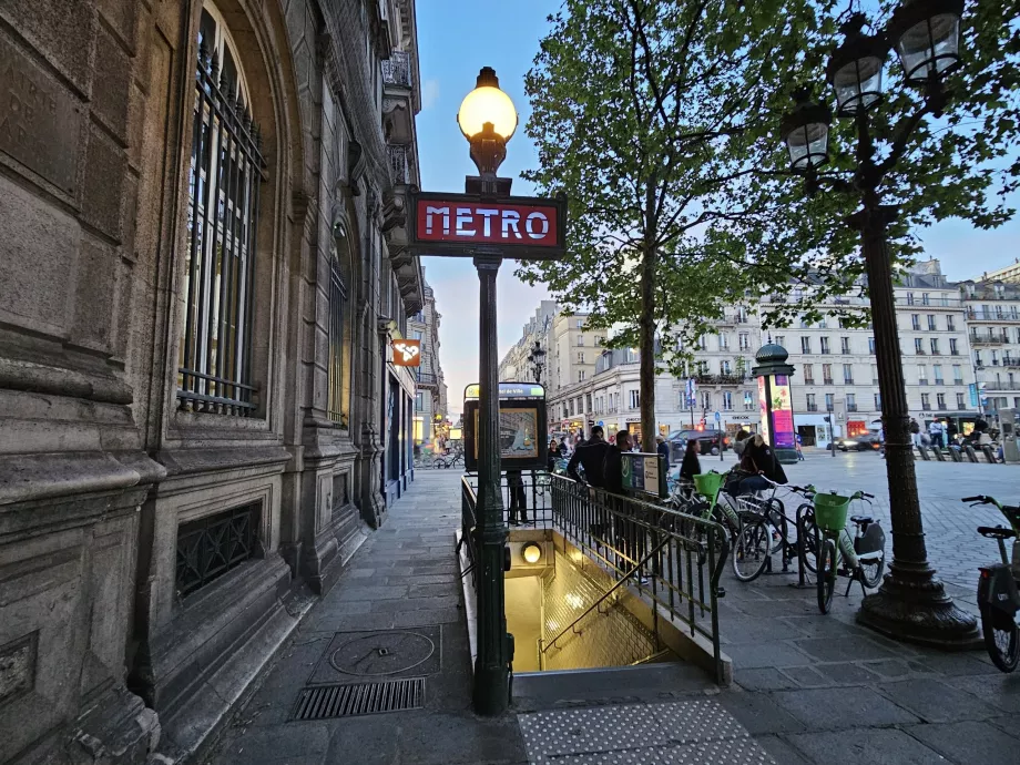 Pintu masuk ke metro