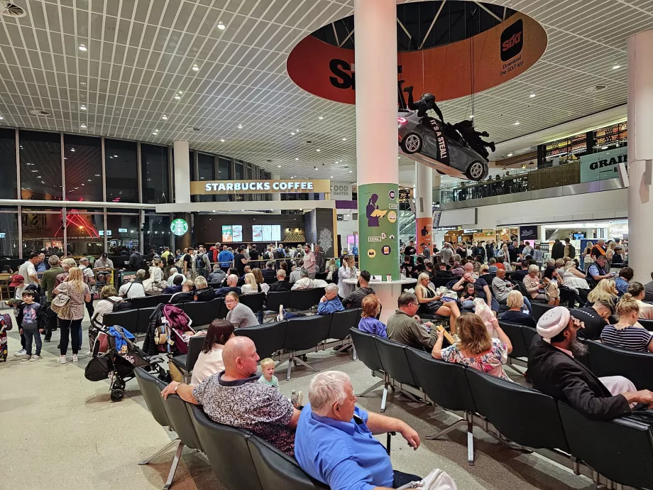 Ruang tunggu pusat di Terminal 1