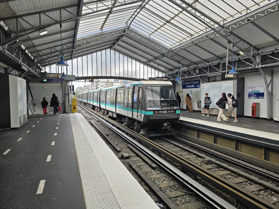 Stasiun metro di atas tanah