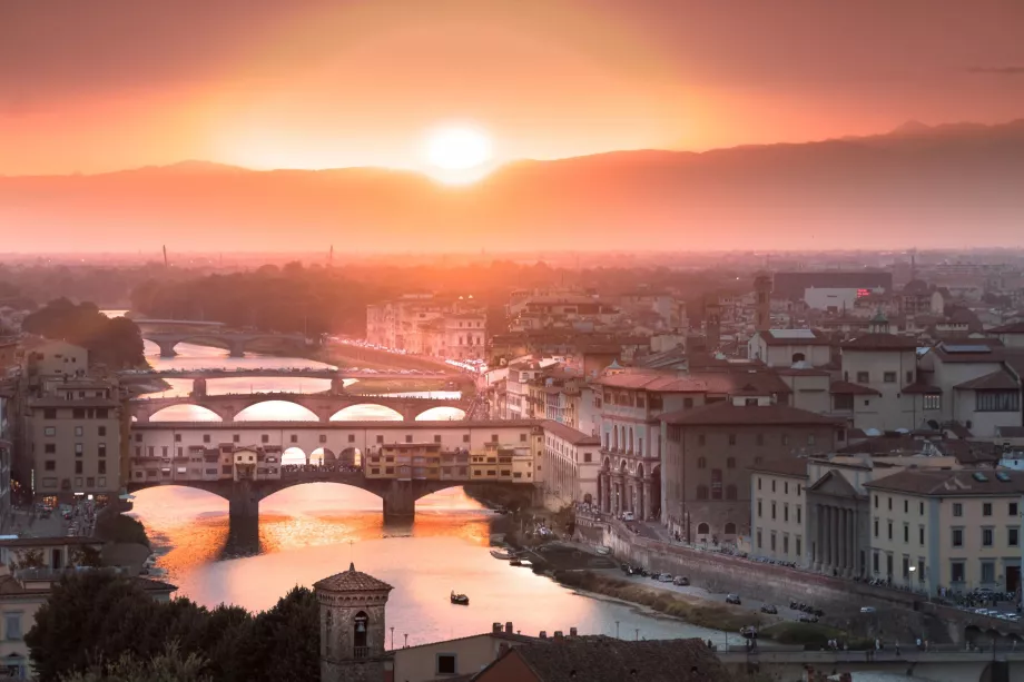 Matahari terbenam di atas Florence