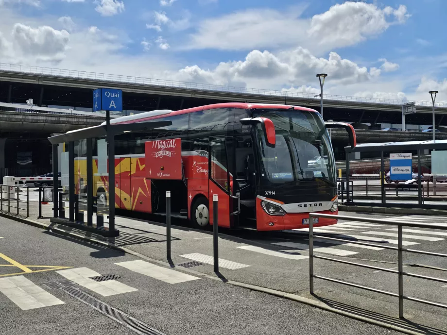 Bus ke Disneyland, Terminal 2E dan 2F