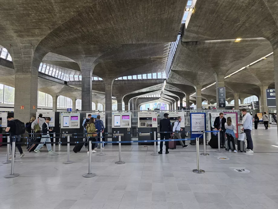 Mesin tiket transportasi umum di stasiun Roissypole