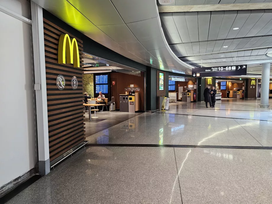 McDonald's, Terminal 1, area umum