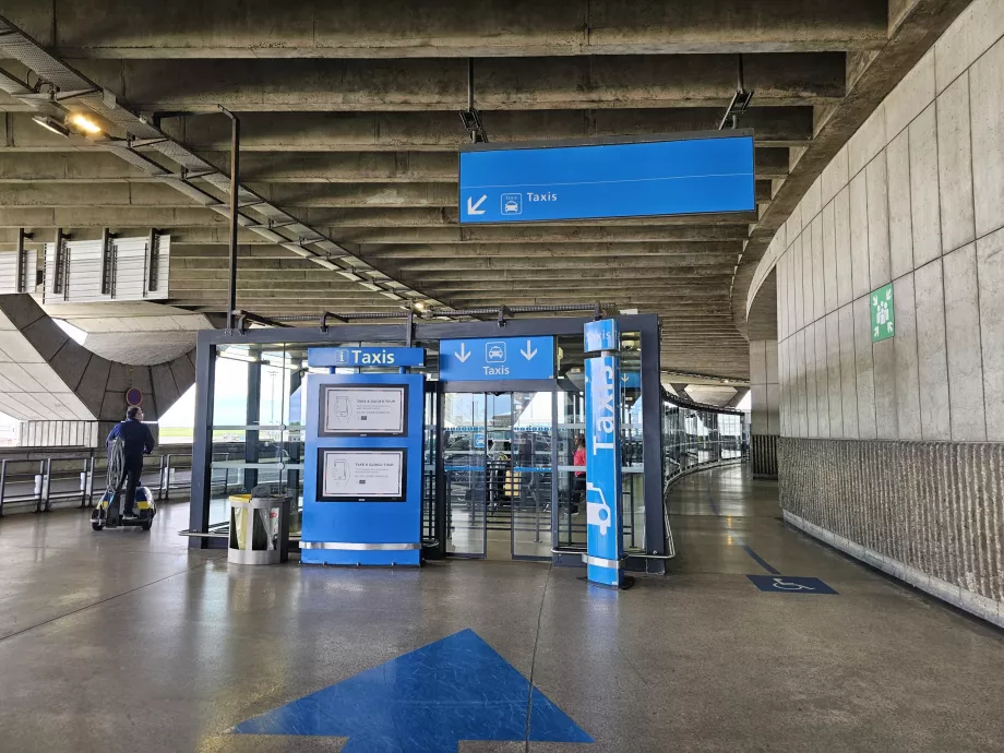 Taksi berdiri di depan aula kedatangan, Terminal 1