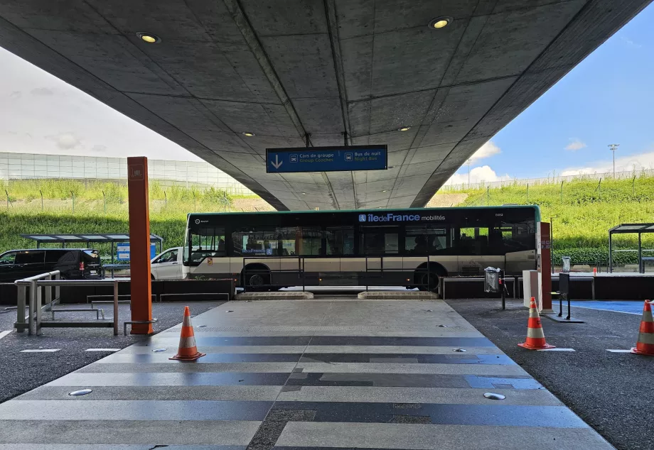 Bus nomor 350 di depan Terminal 1