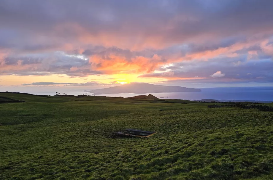 Matahari terbenam di atas Pulau Faial