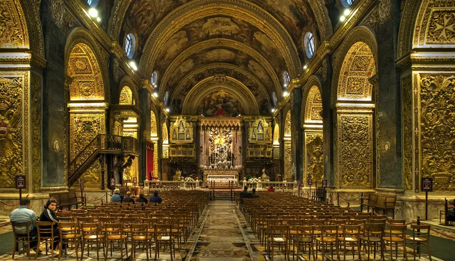 Interior Katedral Santo Yohanes