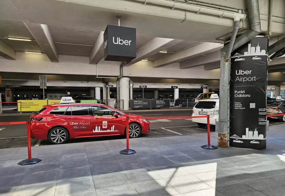 Perhentian Uber Airport di Bandara Warsawa