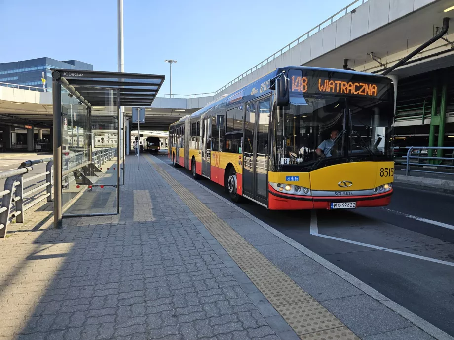 Jalur bus 148 di depan aula kedatangan