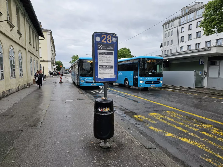 Halte bus di bandara dekat stasiun kereta api utama