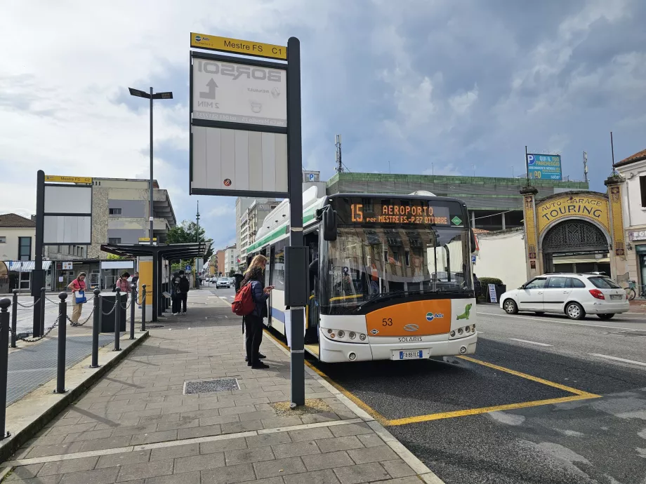 Halte bus 15 menuju bandara di depan stasiun Mestre