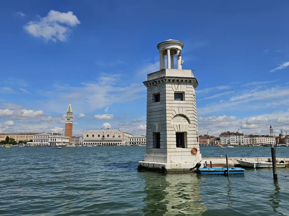 Pemandangan Venesia dari pulau San Giorgio