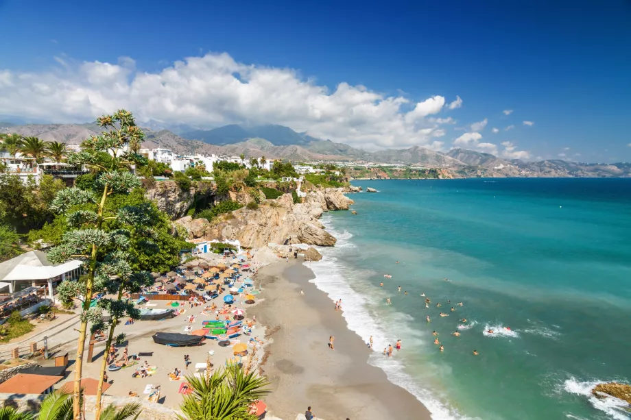 Pantai berbatu di Nerja